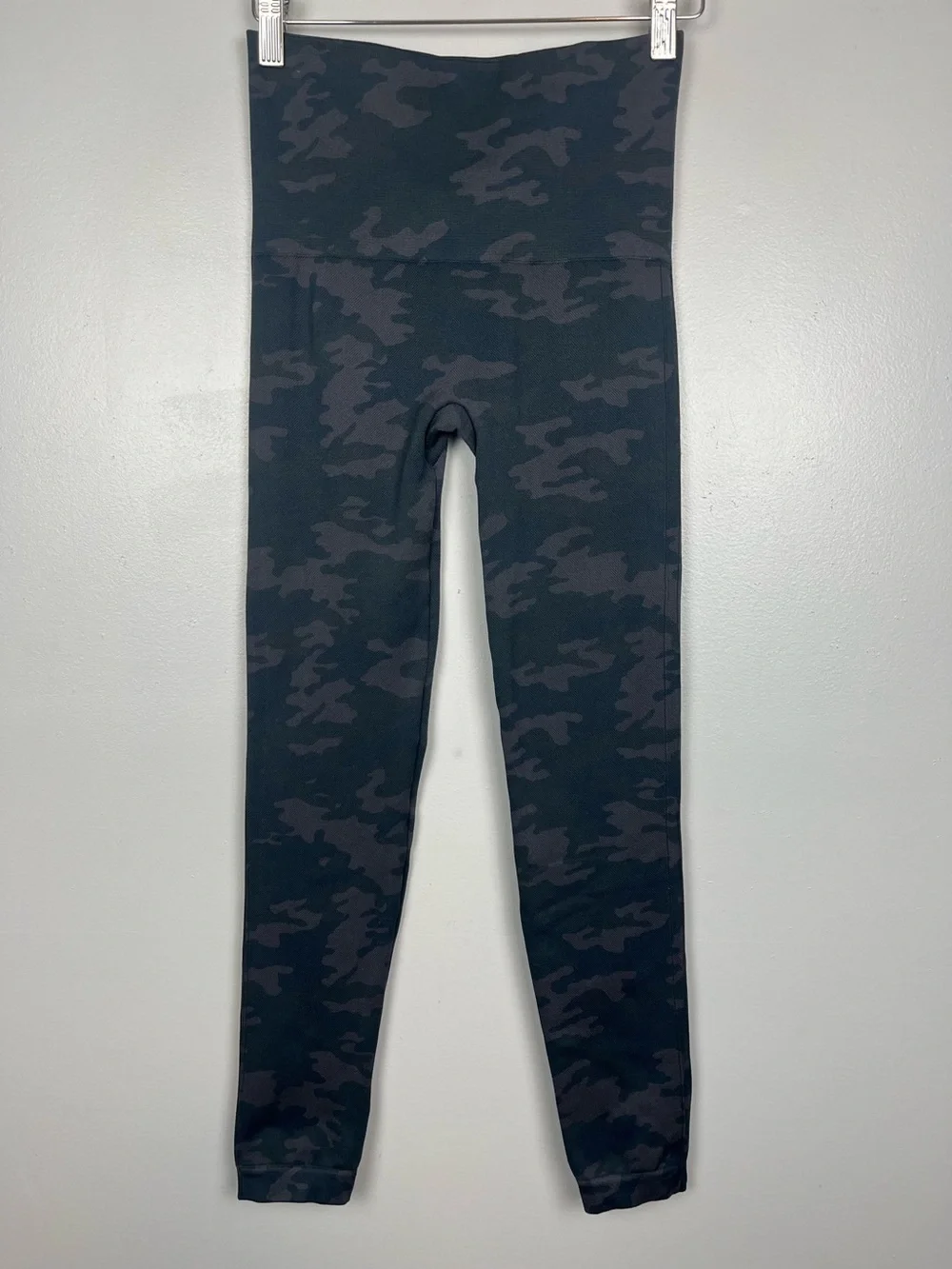 Spanx camo seamless nylon elastane leggings, size medium.